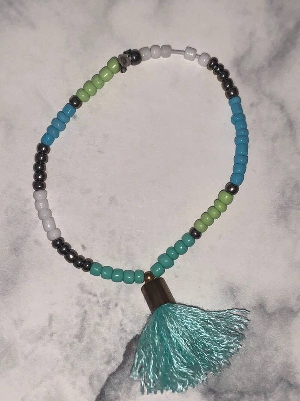 Blauw/groen/grijs/witte armband met kwastje