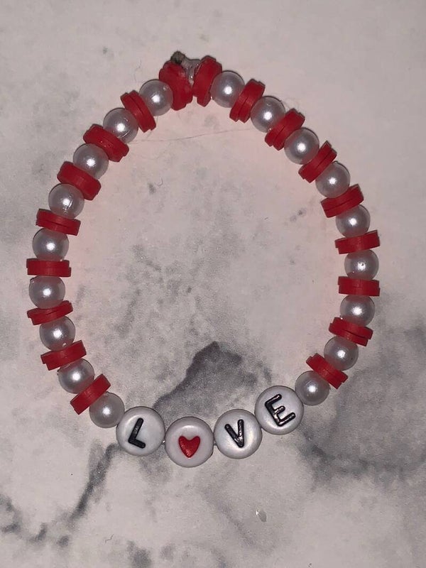 Love armbandje rood met parels