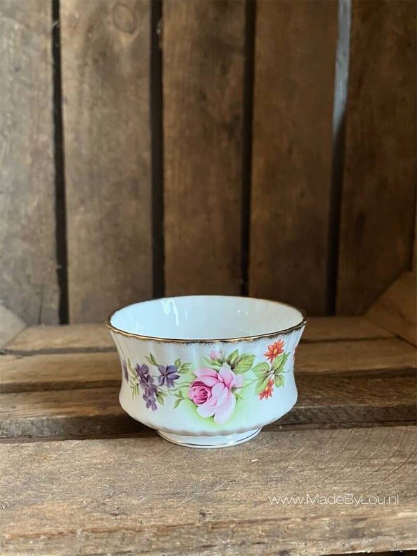 Bloemen schaaltje op een pootje.