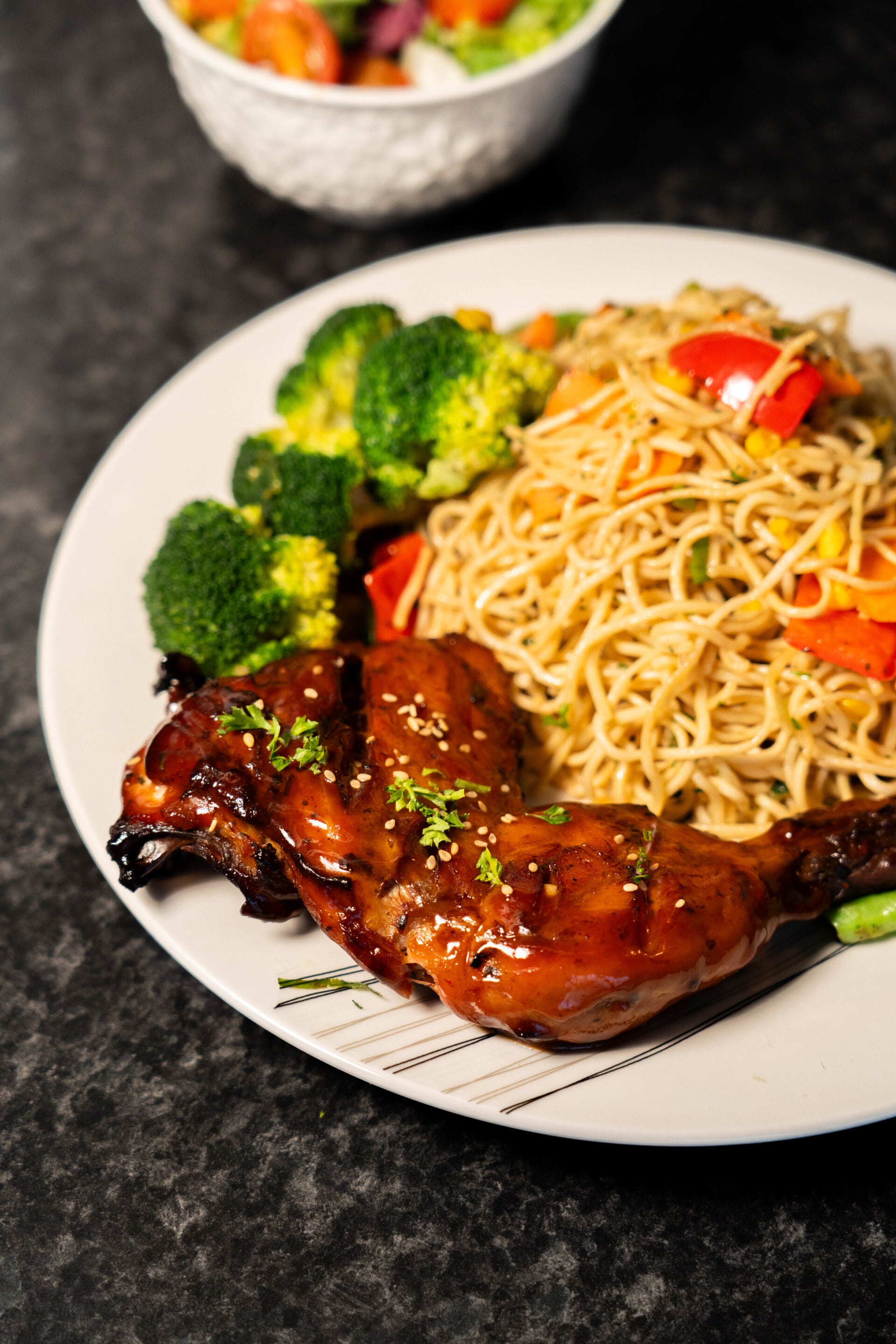 Assiette de nouille sautées antillaises (chowmein) avec brocolie et poulet grillé - Traiteur Juicehouse60