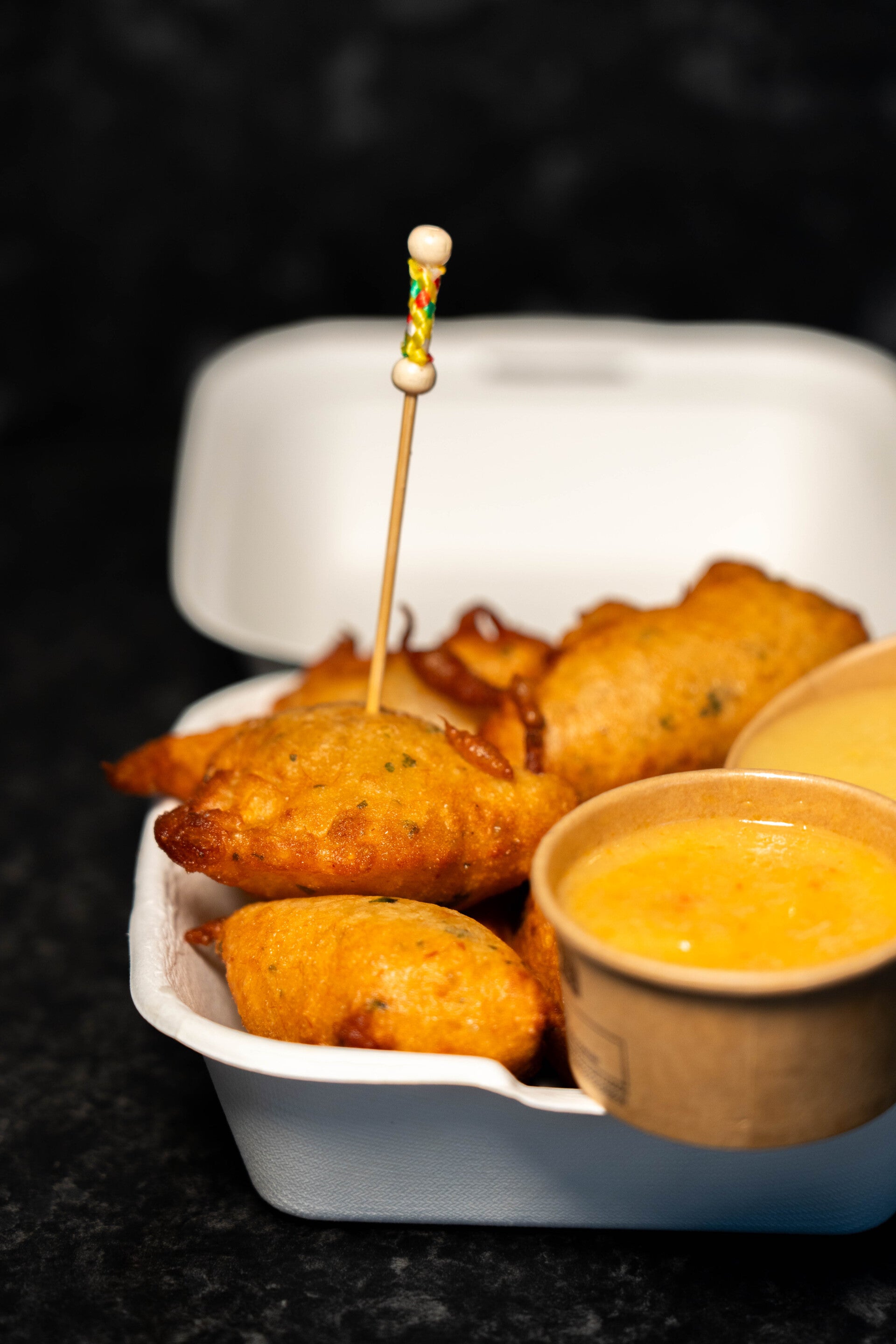 Accra de morue croustillants dorés, servis avec leur sauce à la mangue - Spécialité Juicehouse60