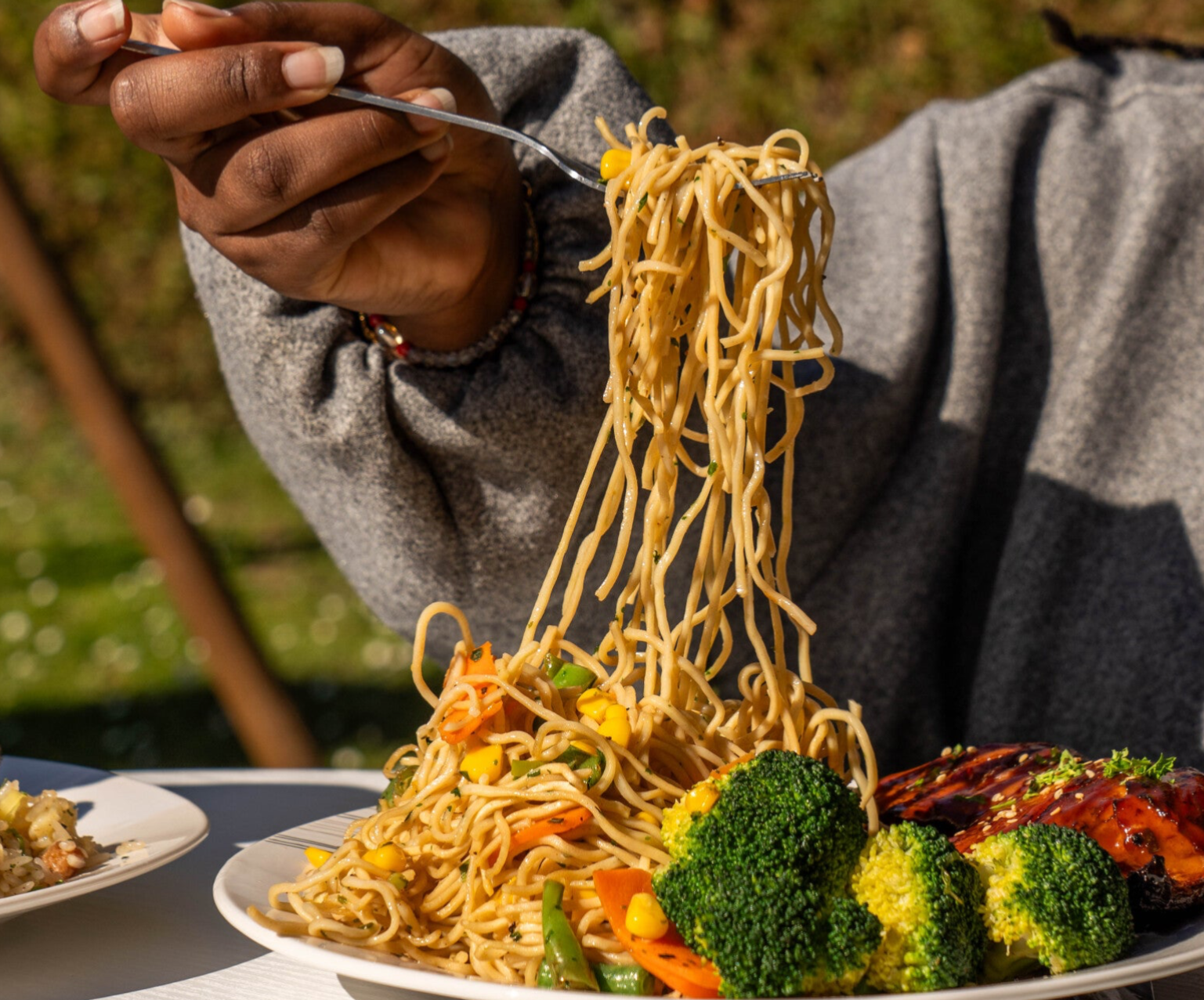 Assiette de nouille sautées antillaises (chowmein) avec brocolie et poulet grillé - Traiteur Juicehouse60