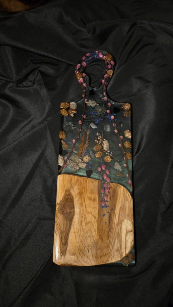 Tapas plank met epoxy ingegoten met natuursteen en droogbloemen
