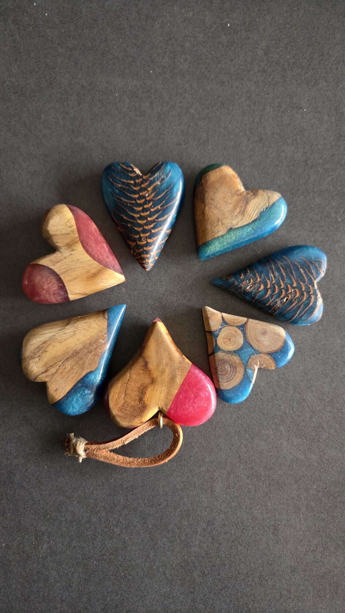 Handgemaakte Tassieraden/ sleutelhangers Teakhout en kleuren divers. prijs p/st.