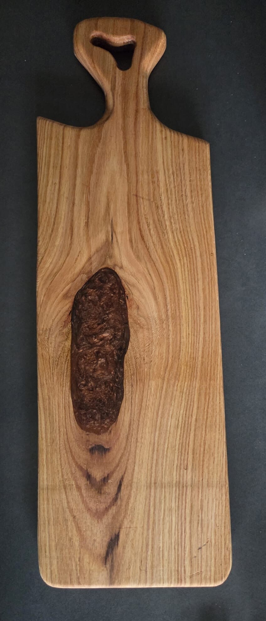 Tapasplank eikenhout en gietepoxy kleur brons.