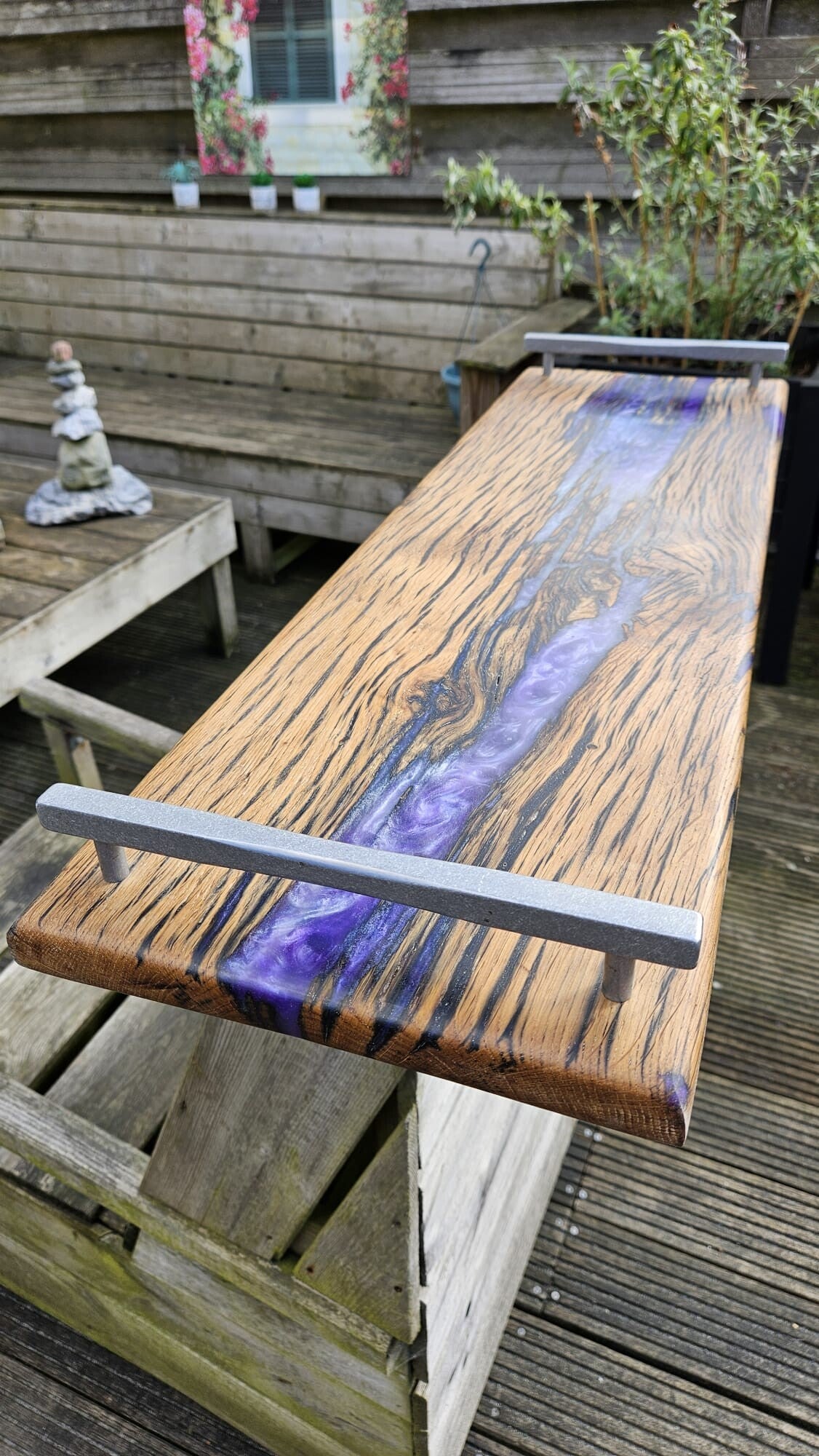 Serveerplank hout van een oude 'spoorbiels' en epoxy kleur paars.