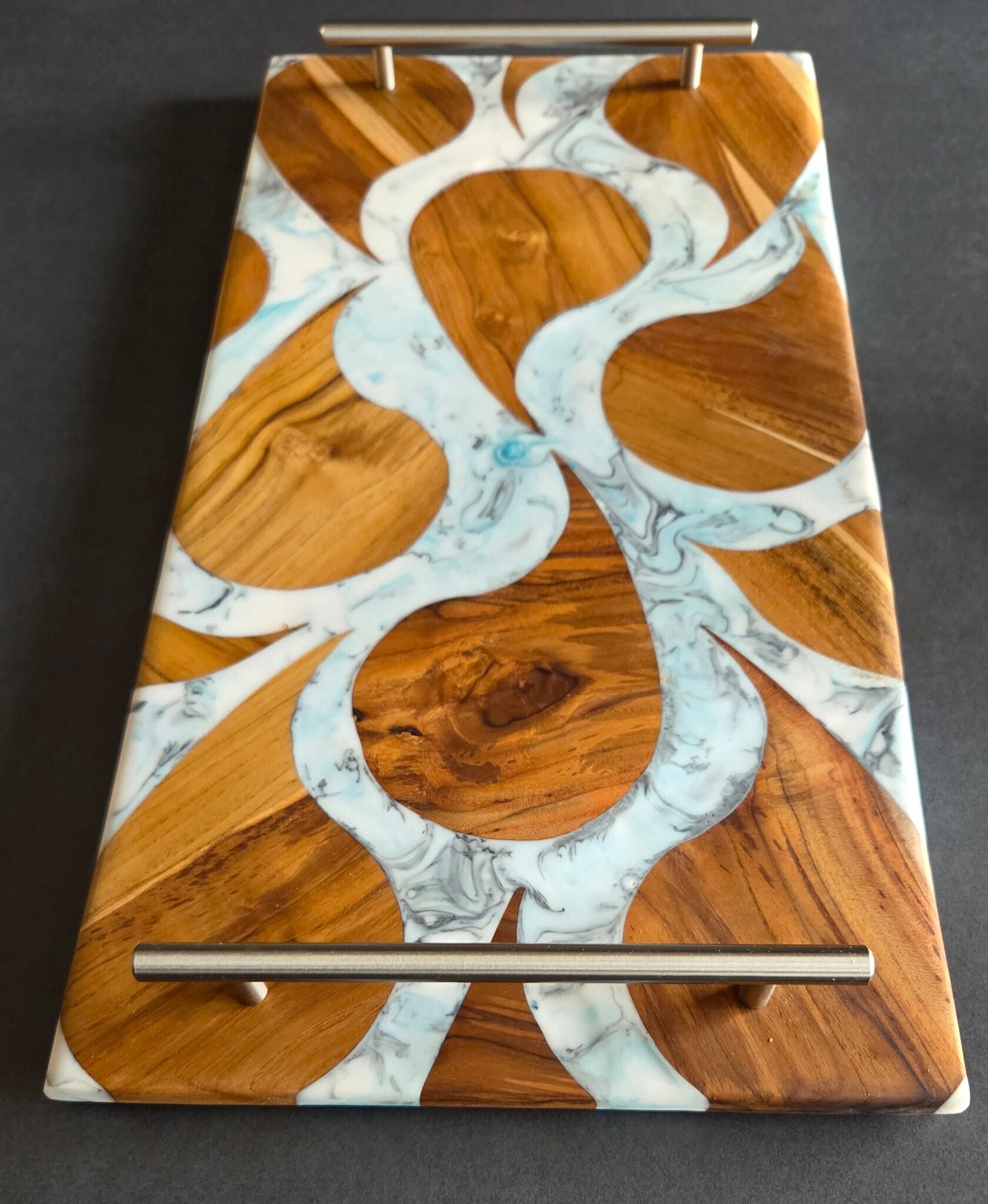 Dienblad van teakhout en epoxy.