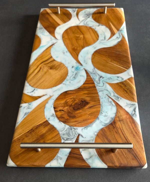 Dienblad van teakhout en epoxy.