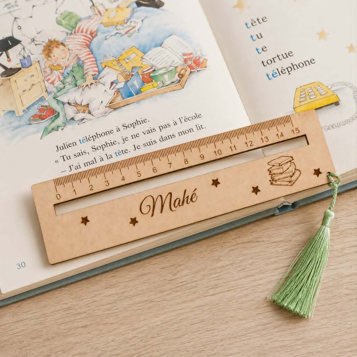 Aide à la lecture personnalisé en bois - Modèle règle, livre et étoiles