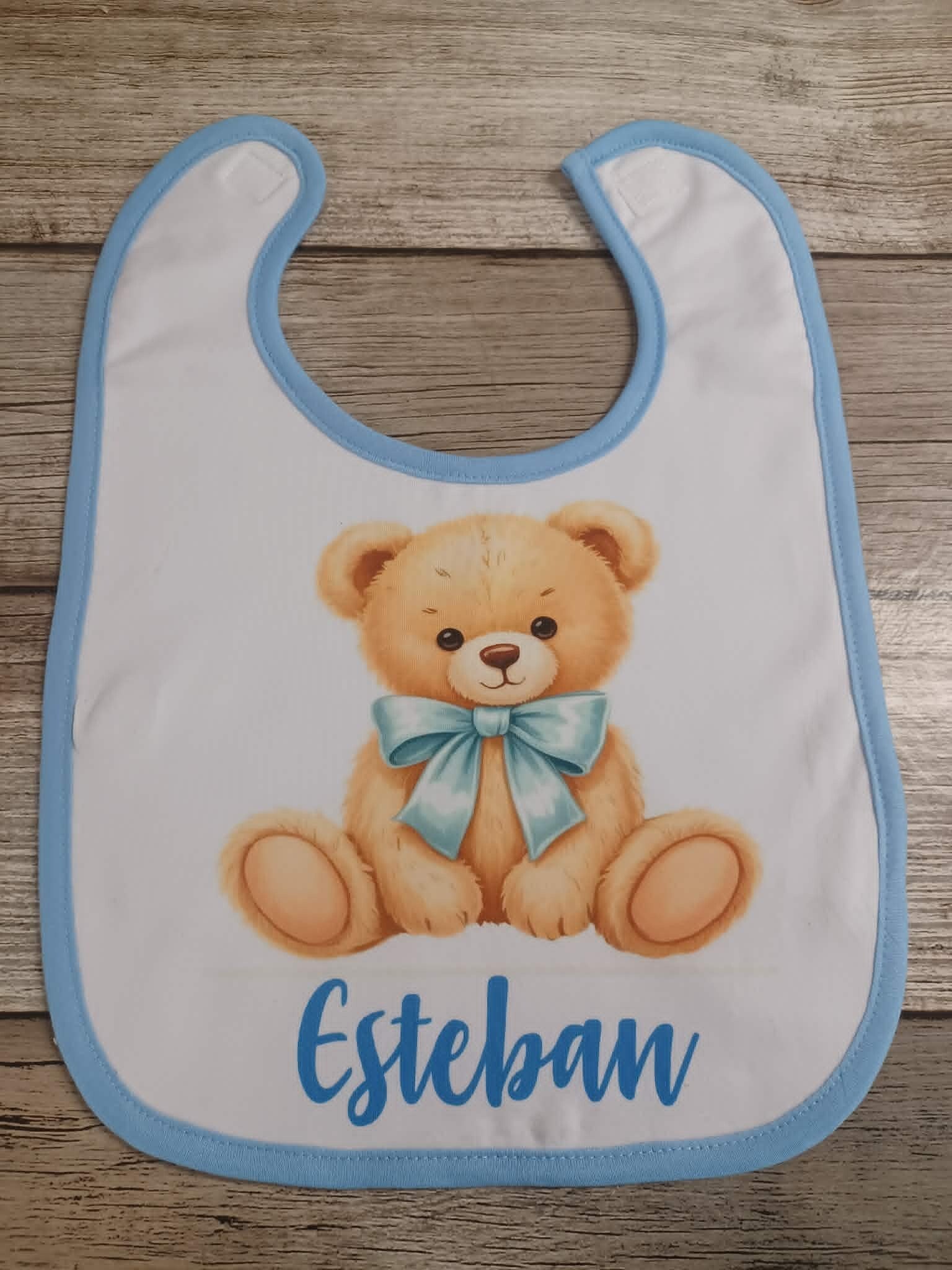 Bavoir personnalisé au prénom de "Esteban"