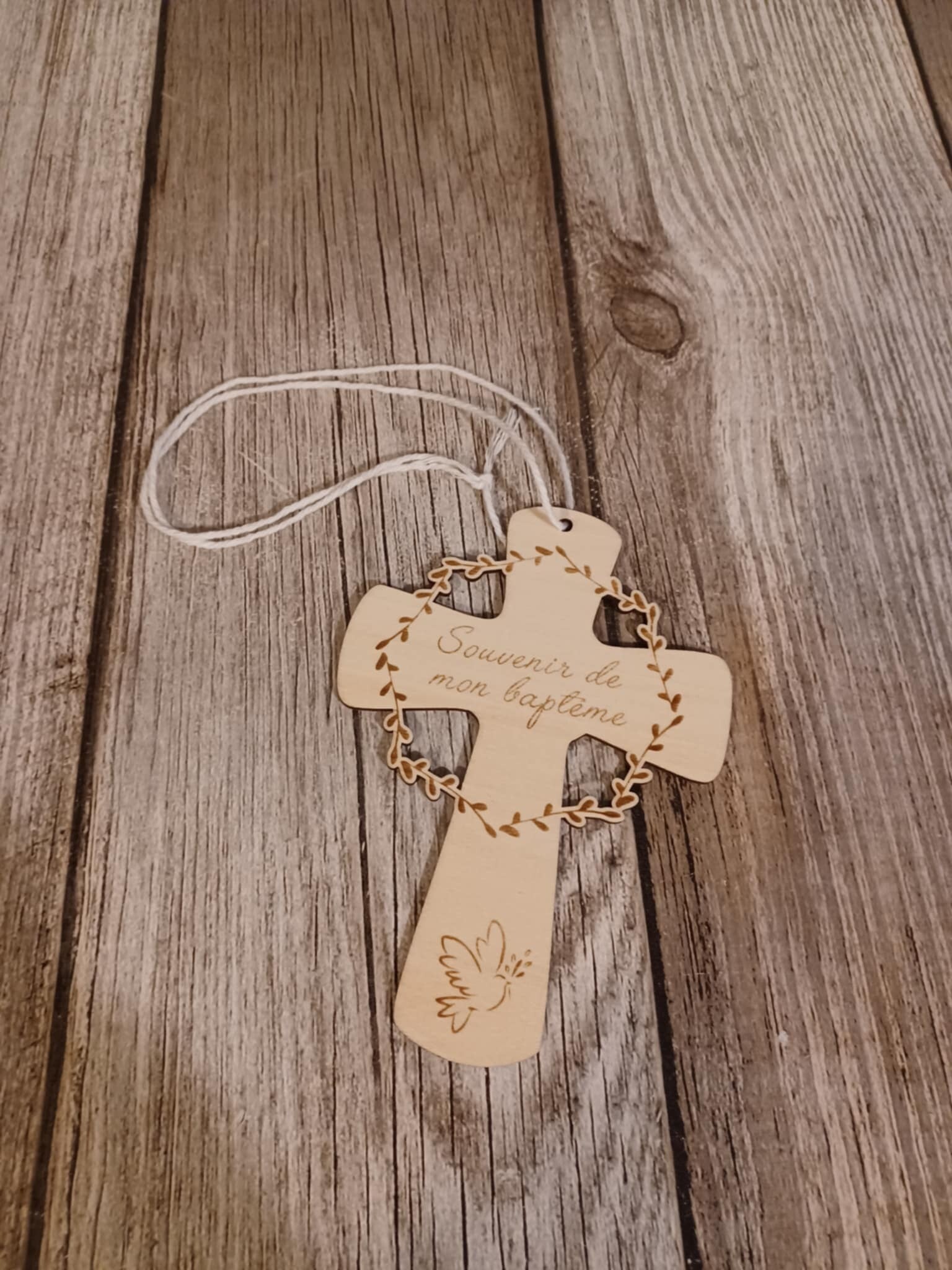 Collier en bois personnalisé - Modèle croix avec couronne fleurale