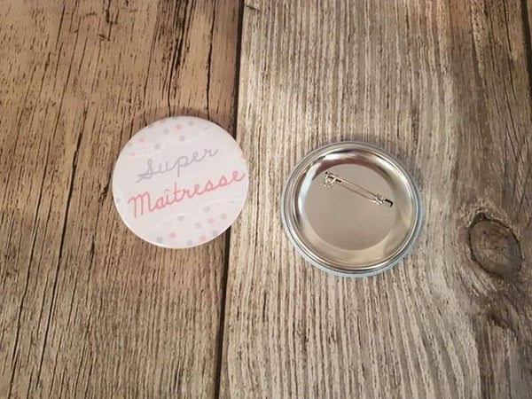 Badge personnalisé - Modèle "Super Maîtresse"