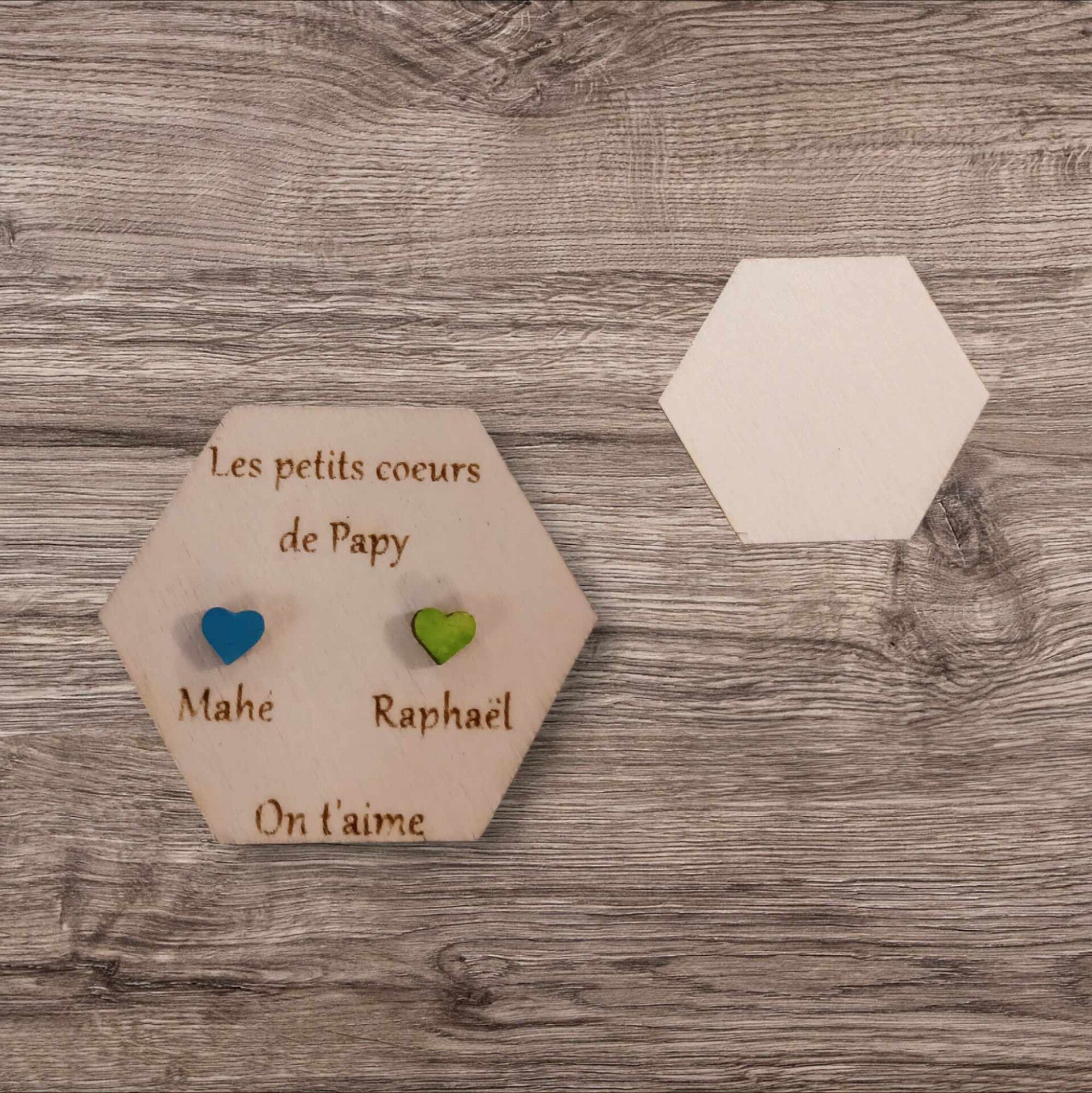 Magnet en bois personnalisé è Modèle hexagone avec petits coeurs