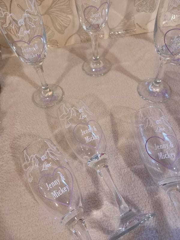 Flûte à champagne personnalisée vinyle adhésif - Modèle colombes avec coeur