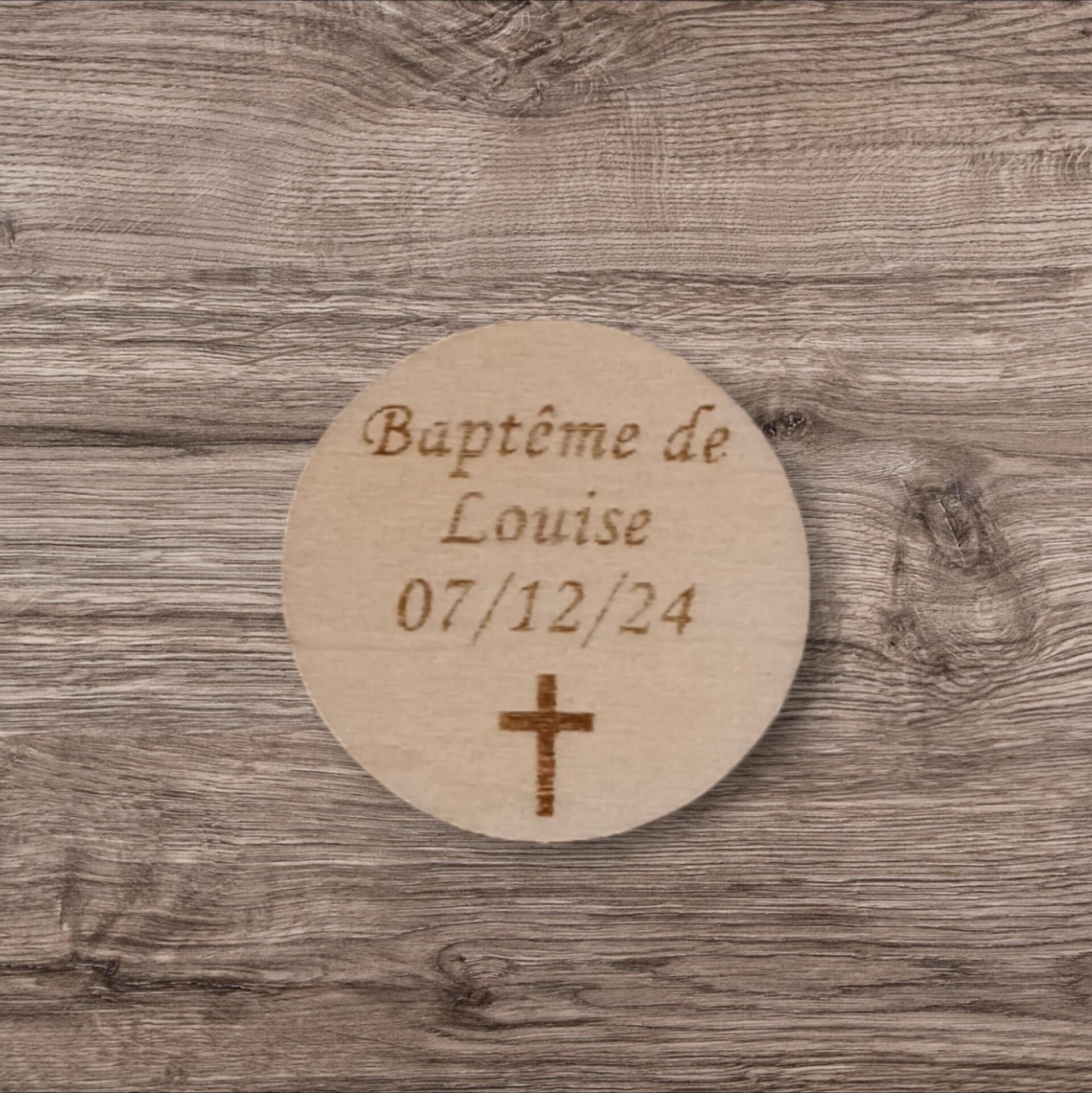 Etiquette ronde en bois personnalisée - Modèle croix