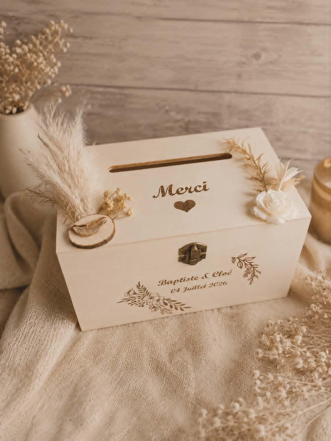 Urne en bois avec fleurs séchés