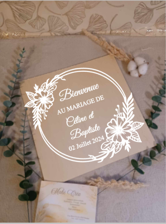 Planche en bois personnalisée - Modèle couronne fleurale