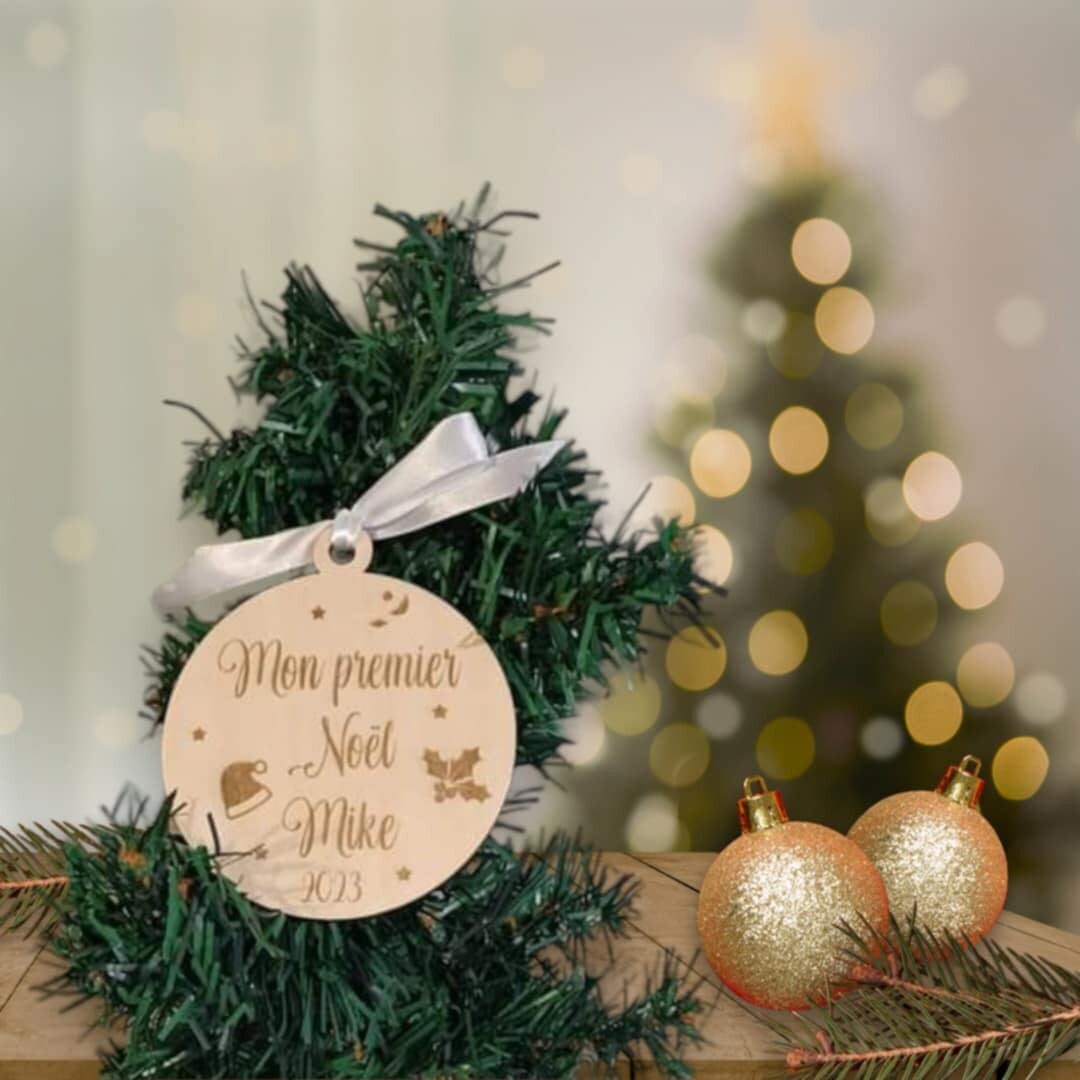 Ornement de sapin en bois personnalisé - Modèle houx et bonnet de Noël