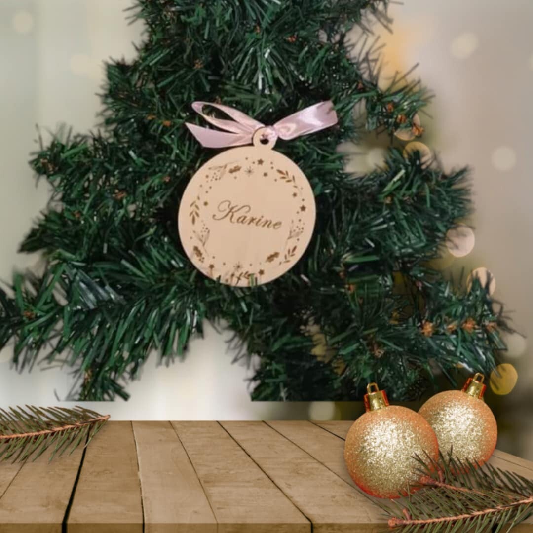 Ornement de sapin en bois personnalisé - Modèle couronne motif Noël