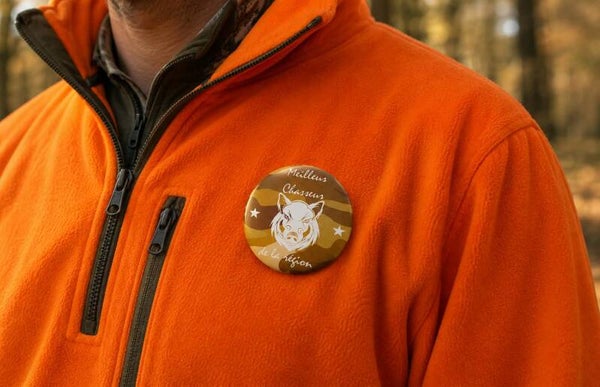 Badge personnalisé - Modèle fond camouflage et sanglier