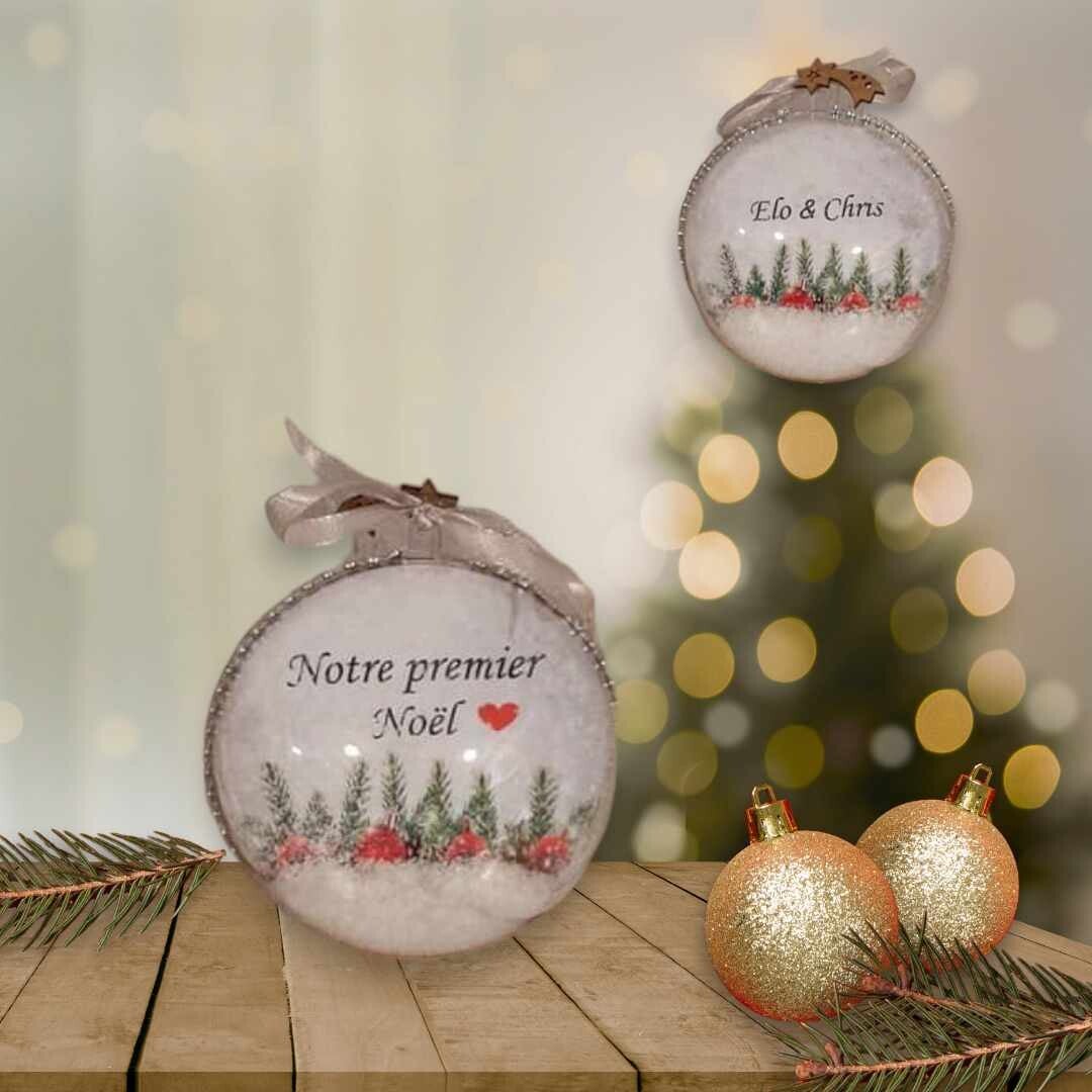 Boule en plexiglass avec neige personnalisée - Modèle branches de sapin et boules rouge
