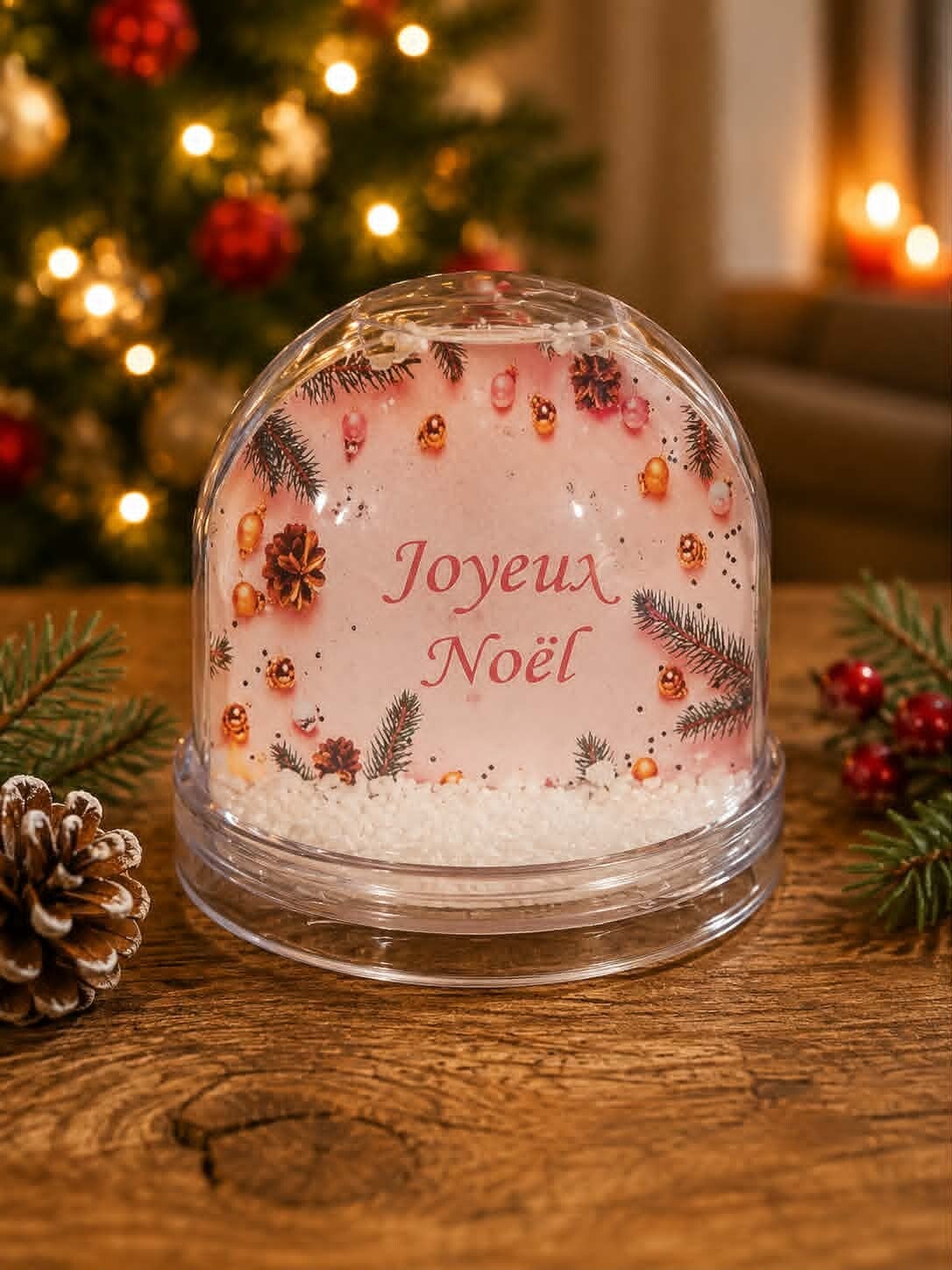 Boule à neige personnalisée - Modèle fond rose avec branche de sapin