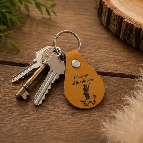 Porte clef goutte simili cuir personnalisé - Modèle chasseur avec son chien
