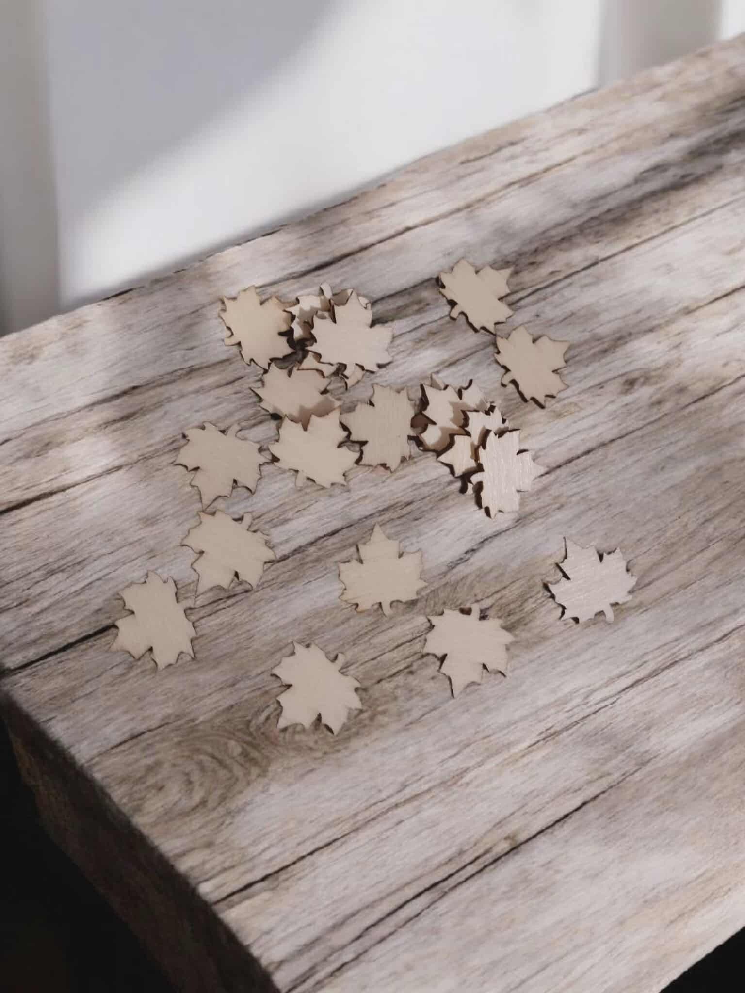 Sachet de confetti en bois - Modèle feuille érable