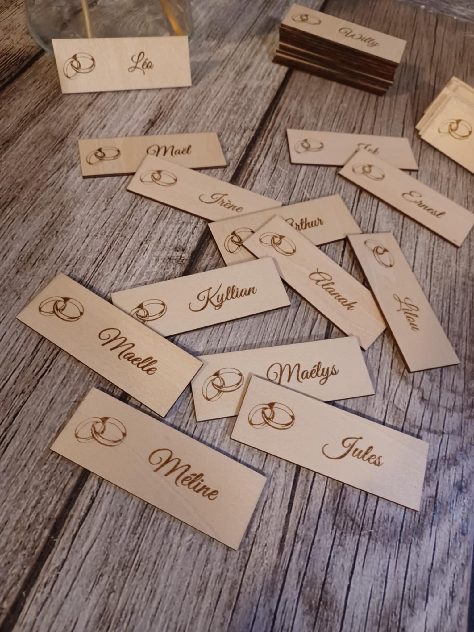 Marque place personnalisé en bois - Modèle rectangle avec texte et alliances entrelacées