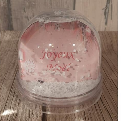 Boule à neige personnalisée - Modèle fond rose avec petit flocon et sapin