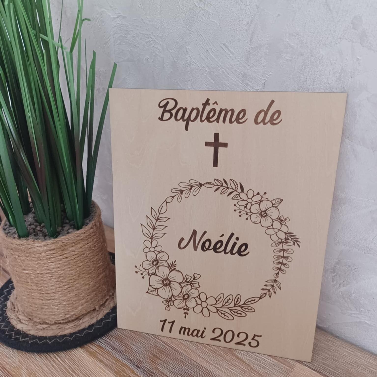 Planche en bois personnalisée - Modèle couronne fleurale avec croix
