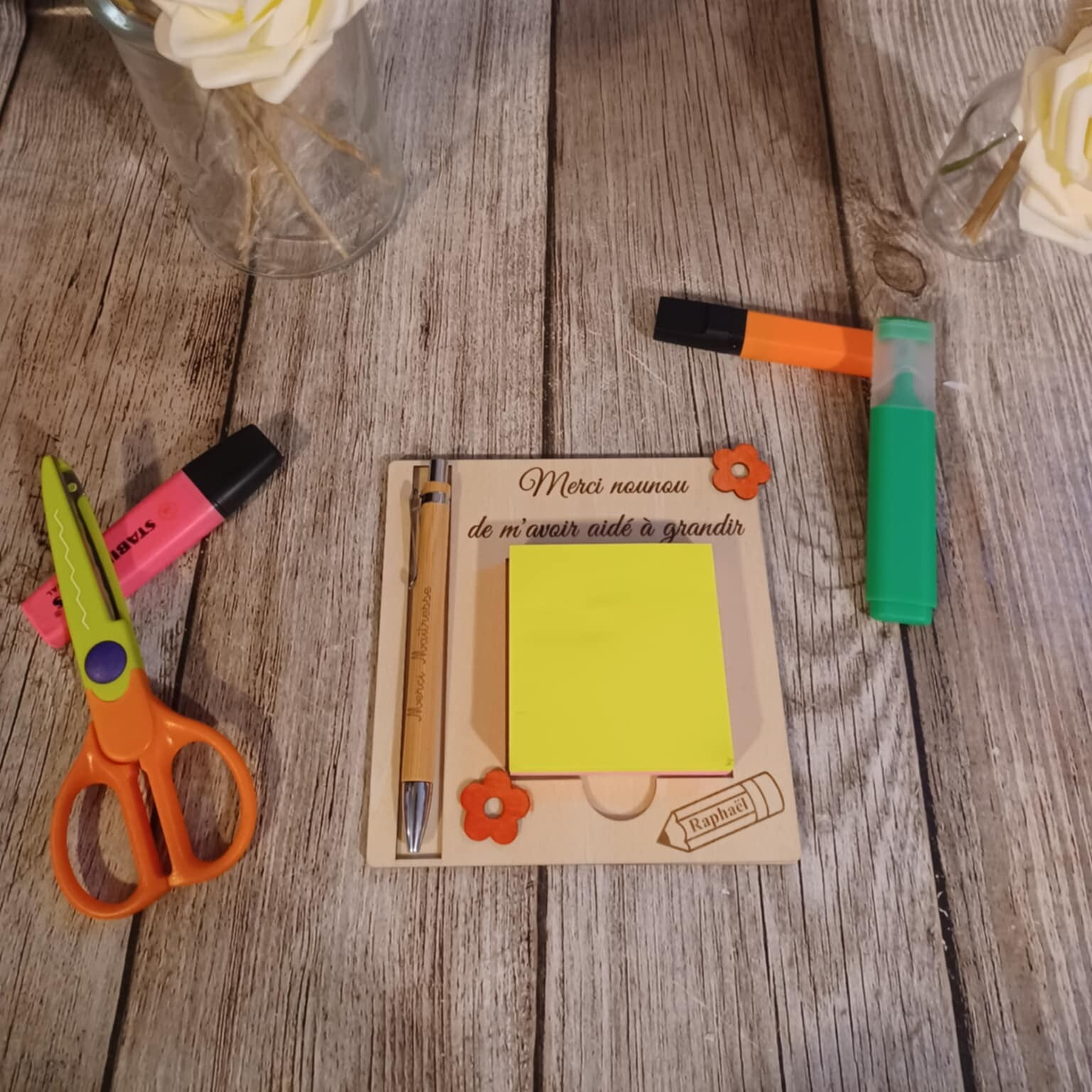 Bloc note avec post it et son stylo en bois - Modèle fleurs et crayon