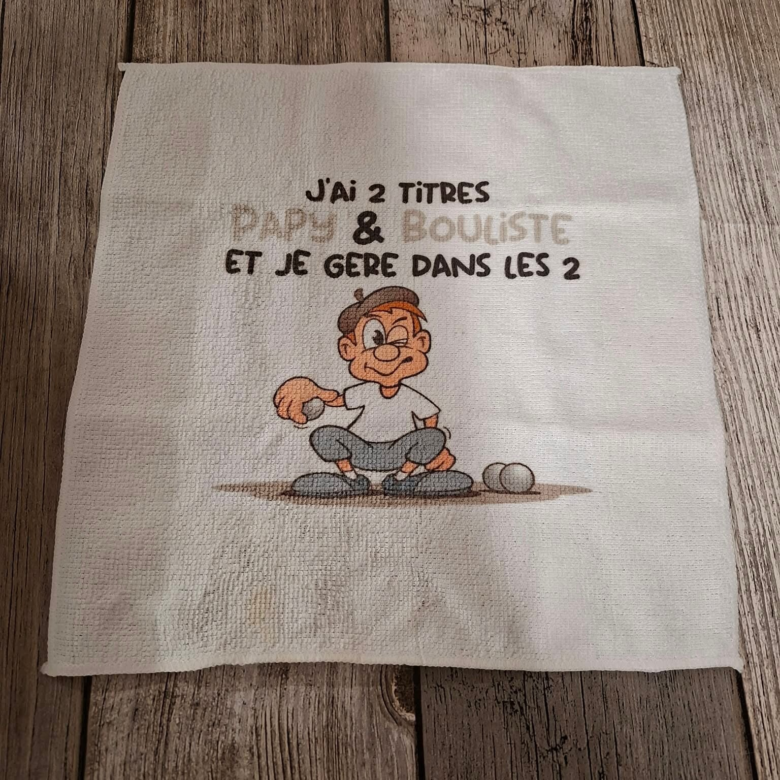Chiffon personnalisé "J'ai 2 titres Papy & Bouliste et je gère dans les 2"