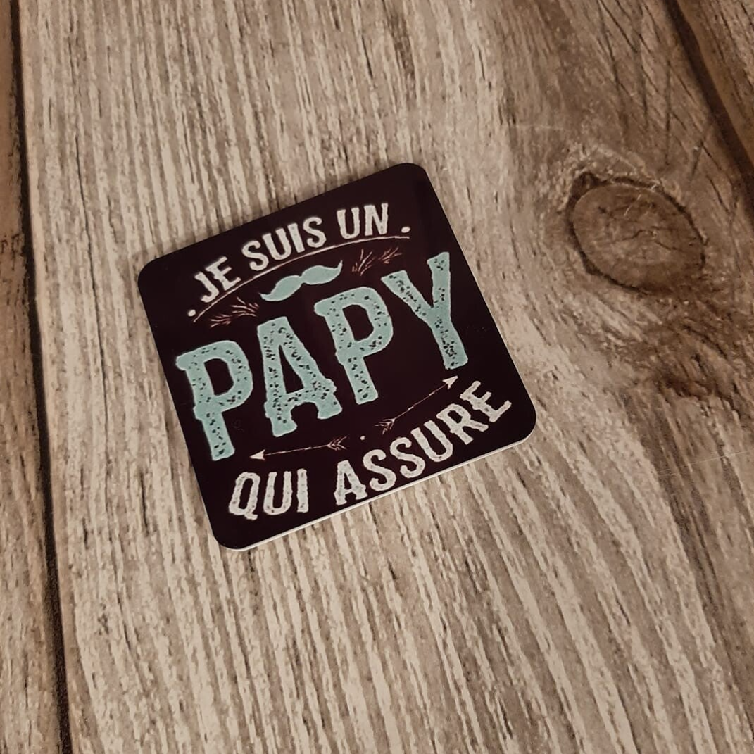 Magnet personnalisé - Modéle "Je suis un papy qui assure"
