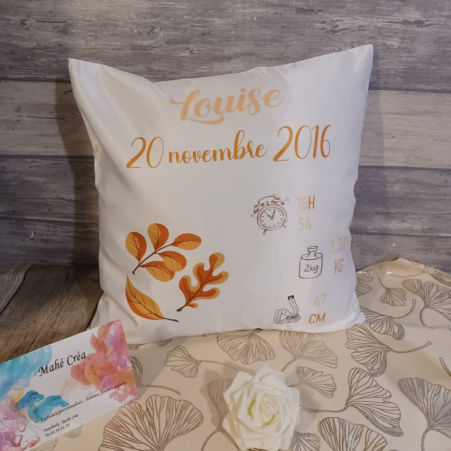 Coussin de naissance personnalisé - Modèle feuilles + éléments de naissance (horloge, balance et poids)