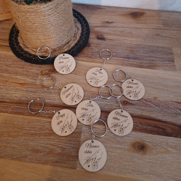 Porte clef rond en bois personnalisé - Modèle main adulte et main(s) enfant(s)