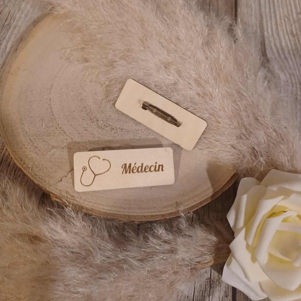 Badge personnalisé en bois - Modèle stéthoscope