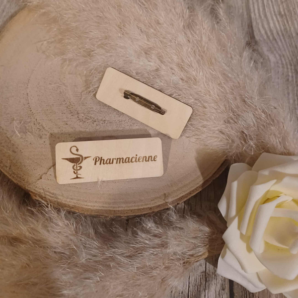 Badge personnalisé en bois - Modèle caducée pharmacie
