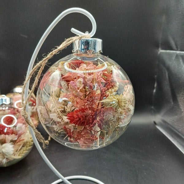 1 Transparant kerstbal 10cm van kunststof met droogbloemen in naturel, witte en rood/roze tinten
