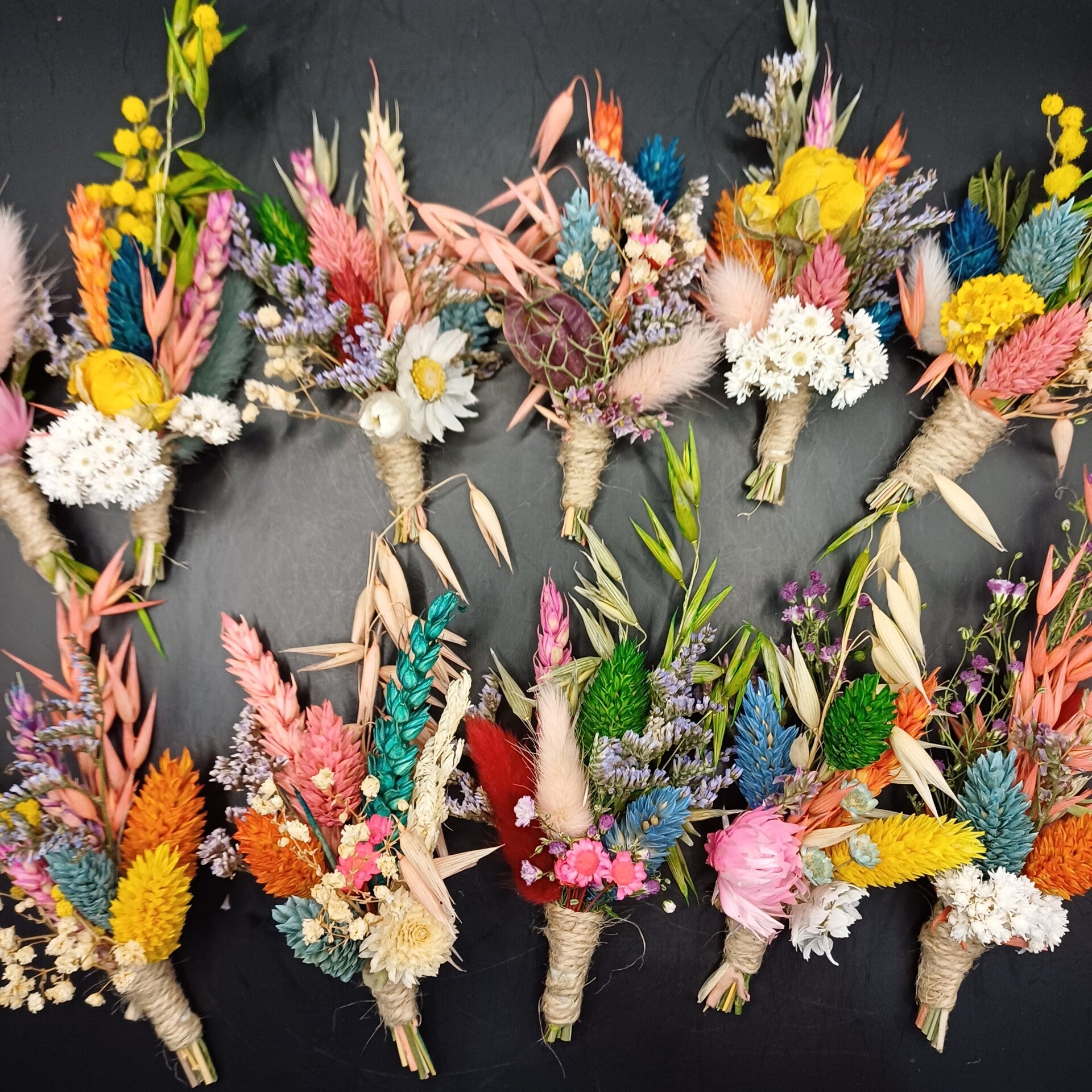 10 kleurrijke en verschillende corsages van droogbloemen in allerlei kleuren