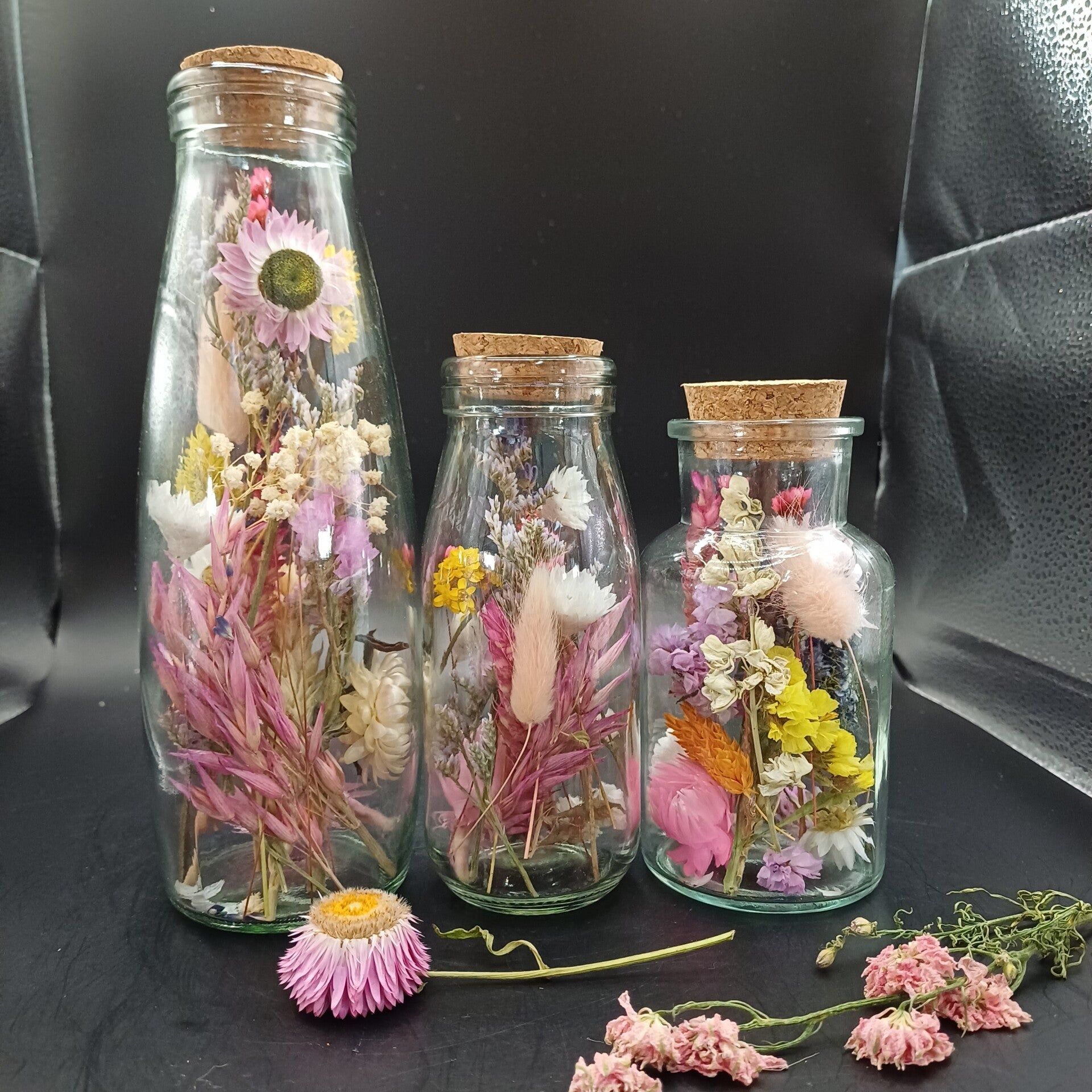 Set van 3 verschillende vaasjes met fleurige droogbloemen