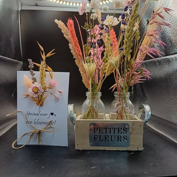 Kaart "Speciaal voor jou een bloemetje" met droogbloemen en een tray met 2 vaasjes met droogbloemen
