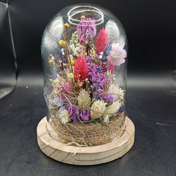 Stolpje met fleurige droogbloemen en een roos als middelpunt