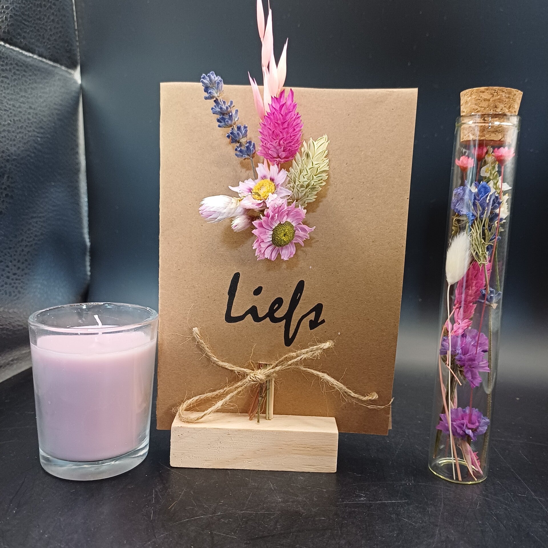 Set van een wenskaart "Liefs" incl. standaard, kaarsje en buisje met fleurige droogbloemen