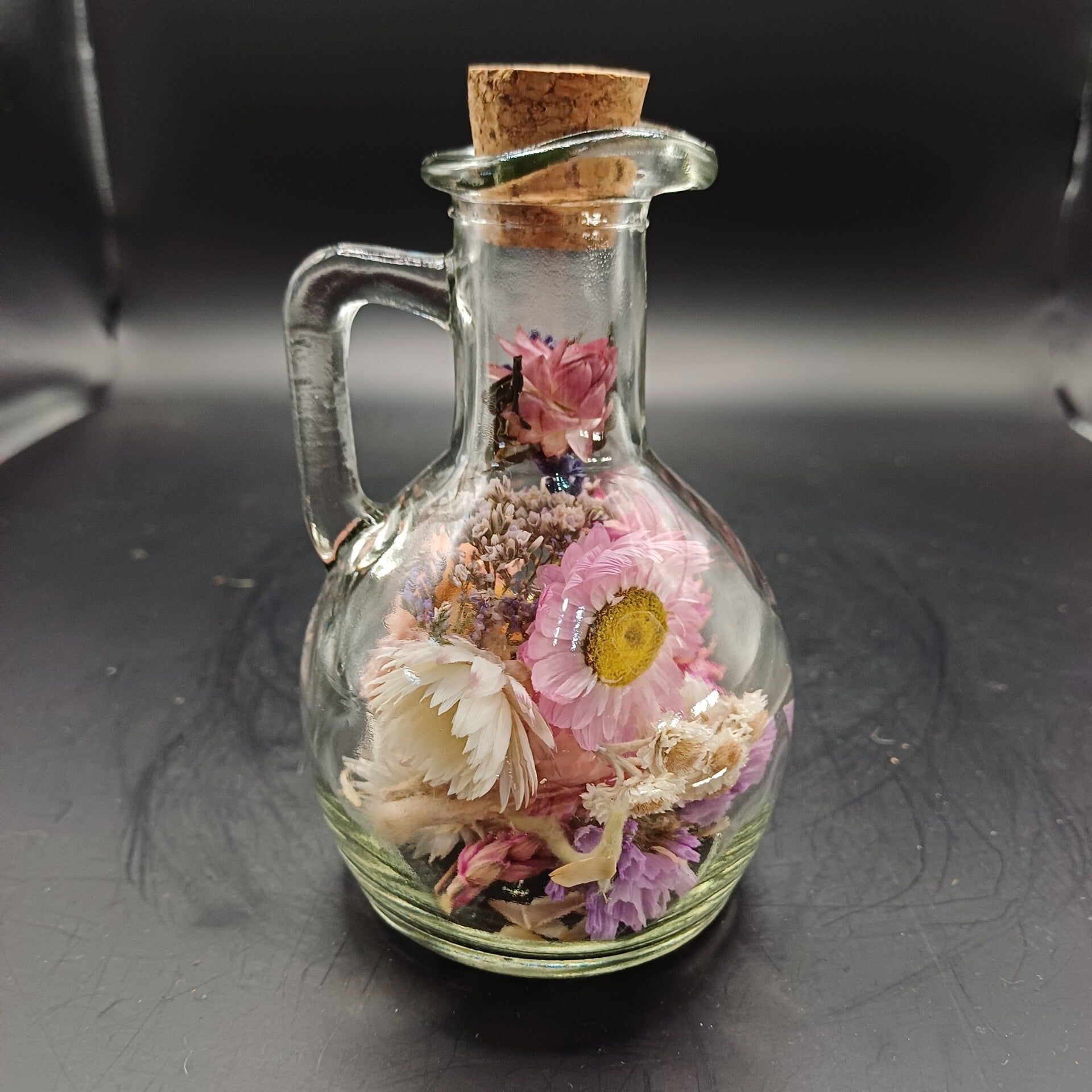 Lief karafje met fleurige droogbloemen