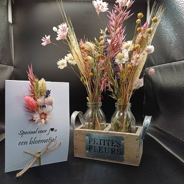 Kaart "Speciaal voor jou een bloemetje" met droogbloemen en een tray met 2 vaasjes met droogbloemen