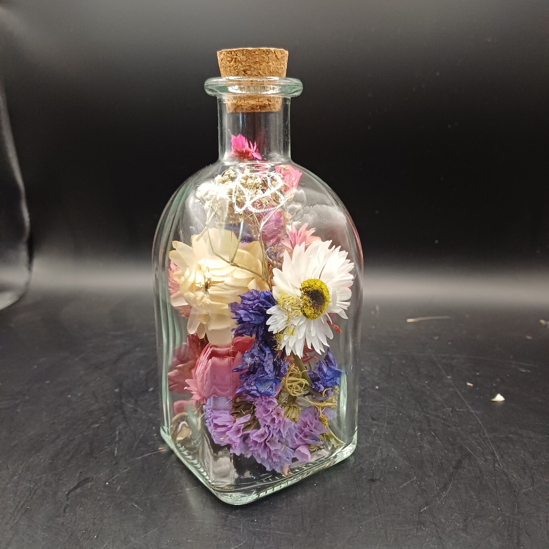 Vierkant flesje met fleurige droogbloemen – uniek cadeautje