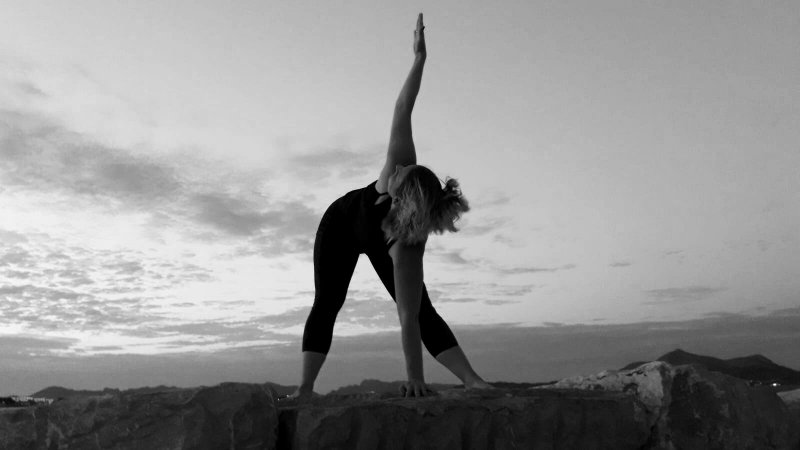 Prasarita Padottanasana, gegrätschte stehende Vorbeuge mit Oberkörper Rotation 