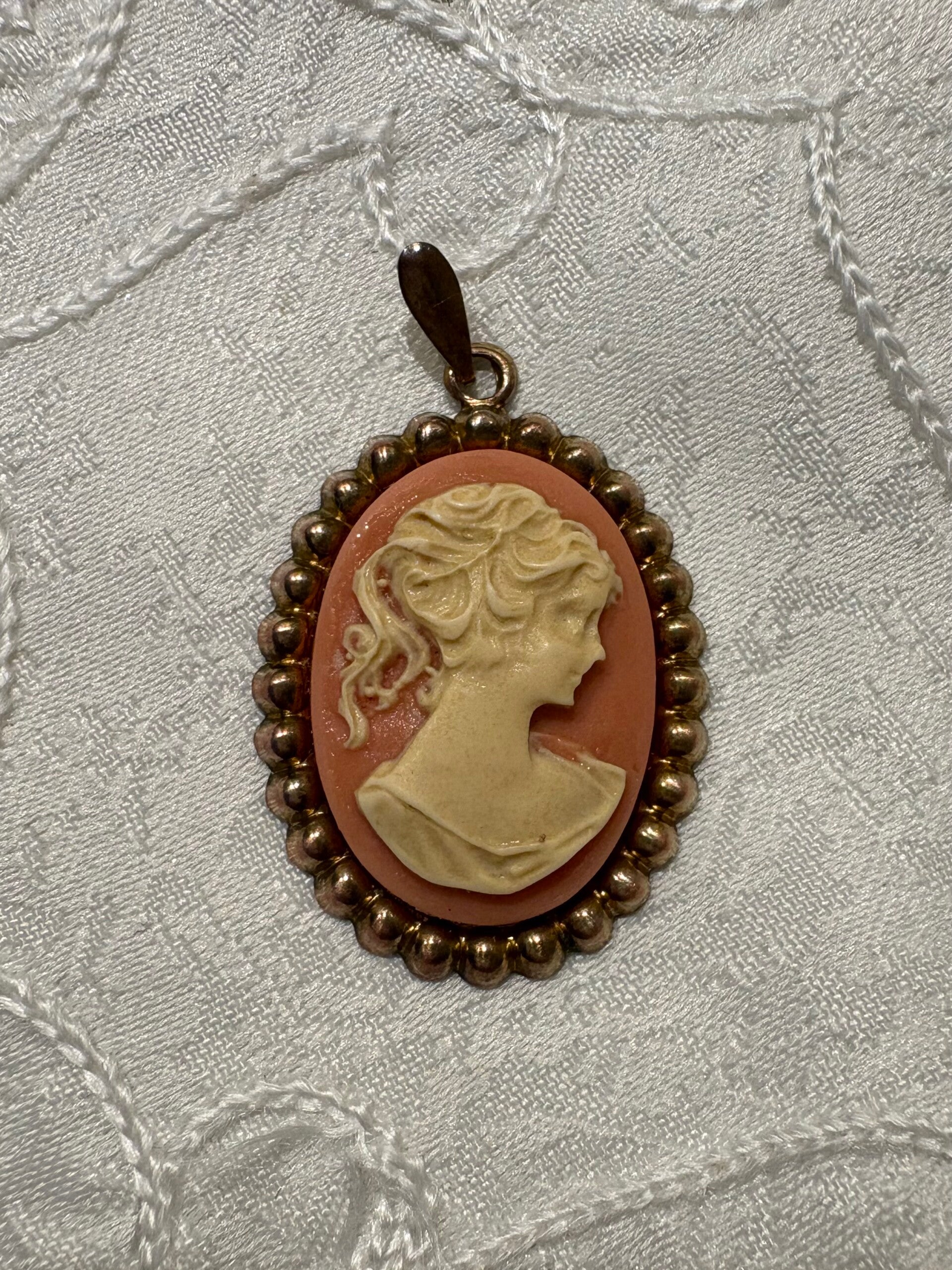 Vintage Kettinghanger Cameo