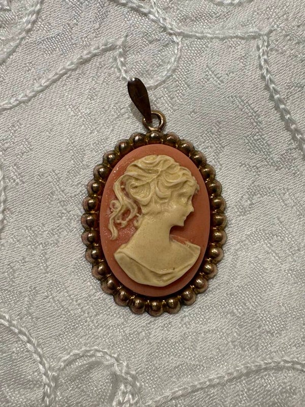 Vintage Kettinghanger Cameo